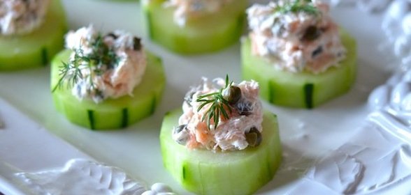 Огурец, фаршированный лососем