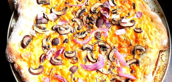 Пицца с луком и сыром