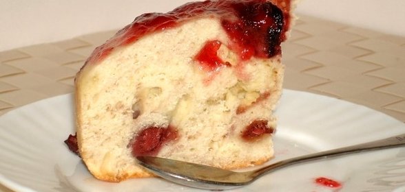 Шарлотка с клубникой в мультиварке
