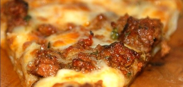 Пицца с фаршем и помидорами