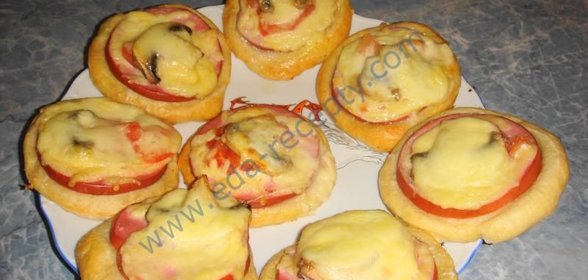 Пирожки с помидорами и колбасой - мини пицца