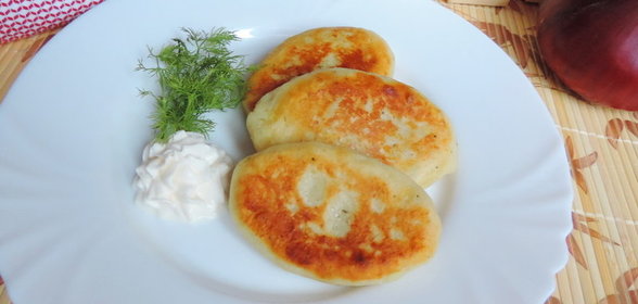 Салат с курицей и яичным блинчиком