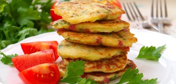 Кабачковые оладьи с колбасой