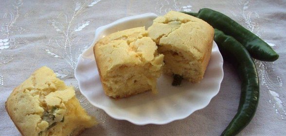 Кукурузный хлеб с сыром и перцем халапеньо