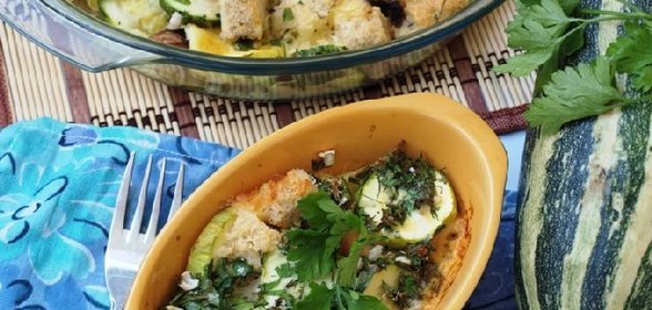 Кабачковая запеканка с сыром и белым хлебом.