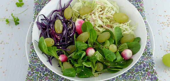 Капустный салат с виноградом