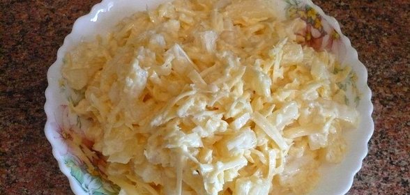 Сырный салат с ананасами