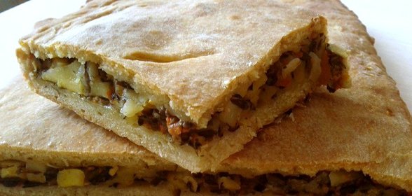 Пирог с грибной икрой и картошкой