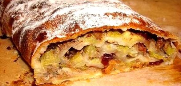 Штрудель с ревенем, сушеной клюквой и грецкими орехами