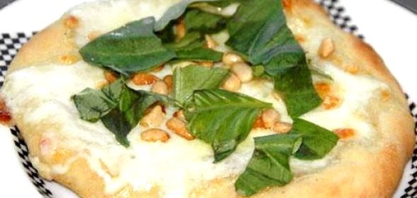 Пицца с сыром Моцарелла и кедровыми орешками