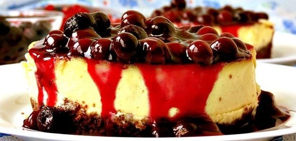 Мини-чизкейки с черничным соусом