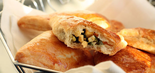 Слоеные пирожки с яйцом и зеленым луком