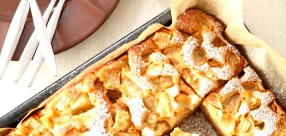 Шарлотка с кислыми яблоками и корицей