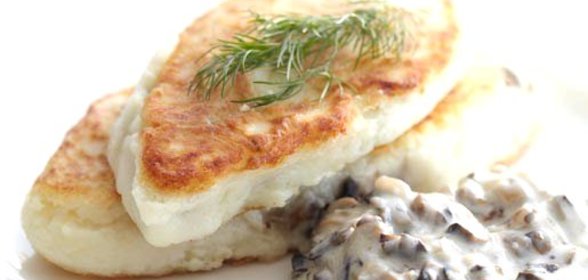 Картофельные котлеты с молочно-грибным соусом