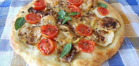 Картофельная пицца с томатами и кабачками