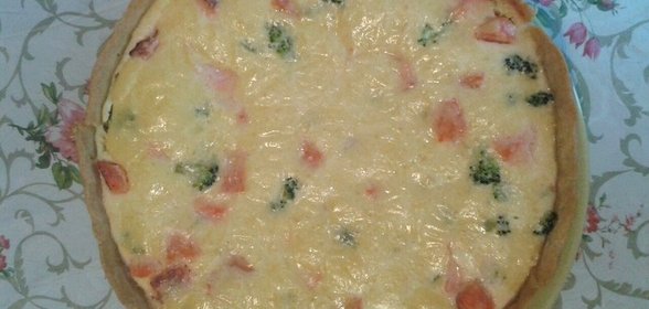 Лоранский пирог с семгой и брокколи