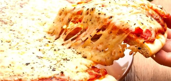 Пицца с моцареллой и помидорами