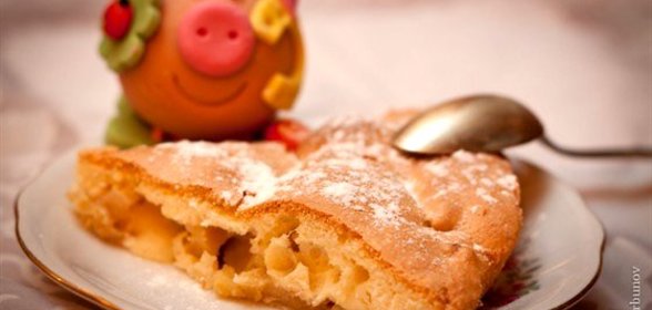 Шарлотка яблочная со сливочным маслом