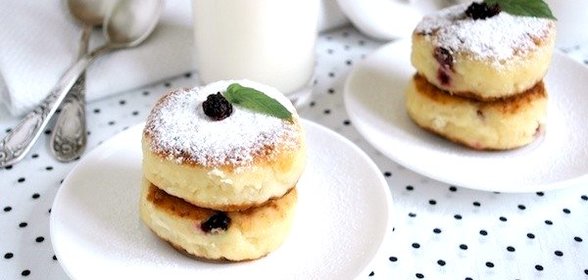Сырники с манкой и вяленой вишней