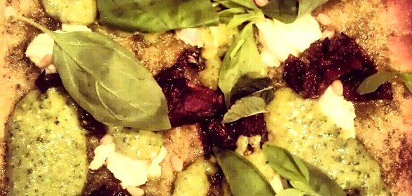 Пицца с соусом сальса верде, вялеными томатами и рикоттой