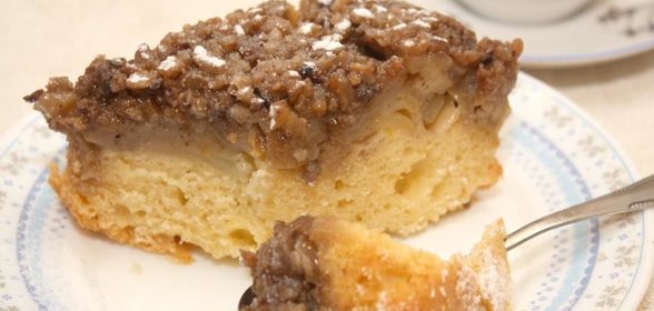 Яблочная шарлотка с грецкими орехами