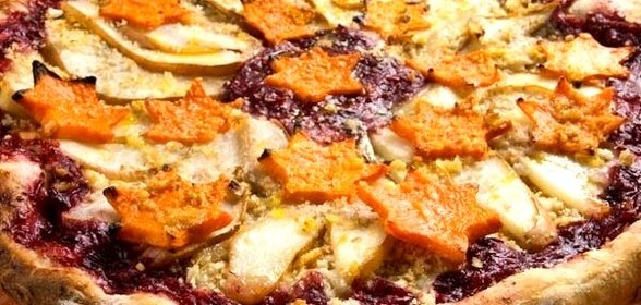 Пицца с грушей и сыром Горгонзолла