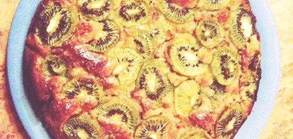 Пирог с киви, яблоками и грецкими орехами