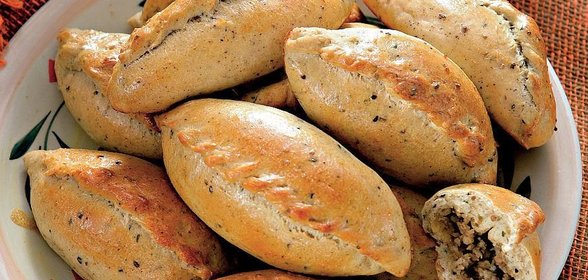 Пирожки из пряного теста с мясом