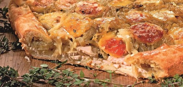 Луковый пирог с сыром