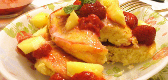 Оладьи pancake с клубникой и ананасом