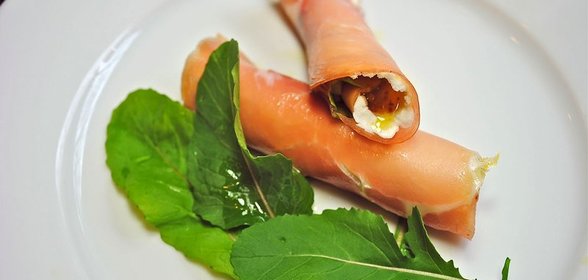 Рулетики из ветчины с сыром