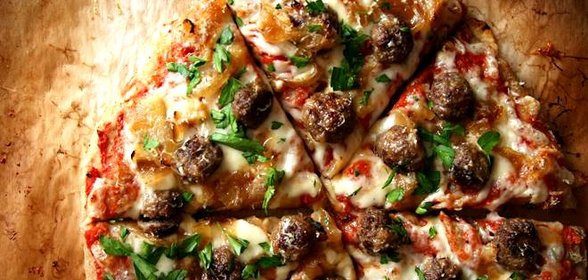 Пицца с фрикадельками, луком и петрушкой