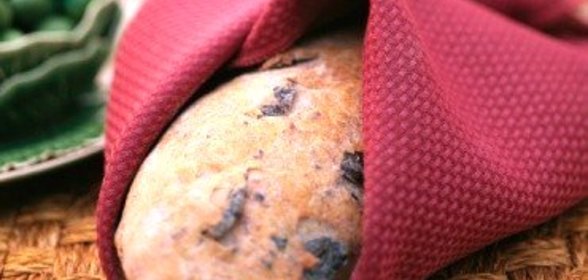 Хлеб с панчеттой, оливками и маслинами