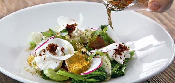 Салат с козьим муссом и яблочным желе