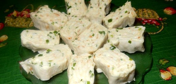 Ролл из лаваша с сыром и молодым чесноком