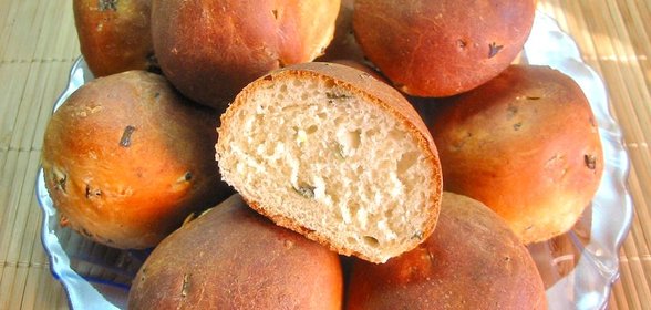 Булочки с луком и чесноком