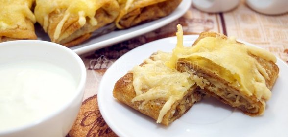 Запеченные блины с курицей и грибами
