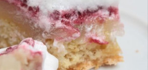 Грушевая шарлотка с меренгой и брусникой