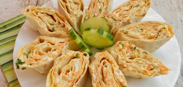 Рулетики из лаваша с сыром, яйцами и морковью