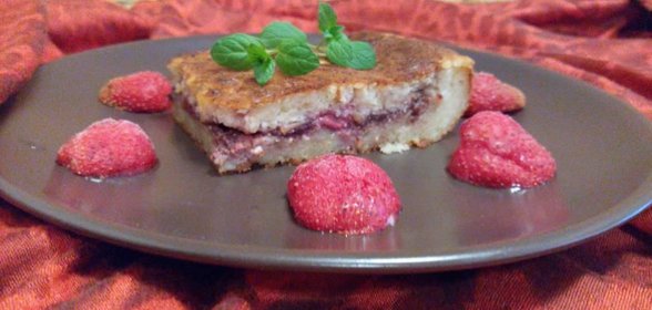 Творожный пирог с клубникой и яблоками