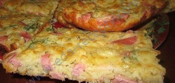 Быстрый пирог с сыром и колбасой