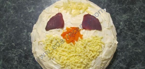 Слоеный салат с куриной печенью и морковью