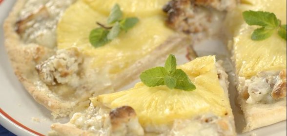 Сладкая пицца с ананасами