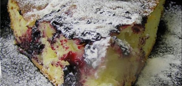 Пушистая ягодная шарлотка