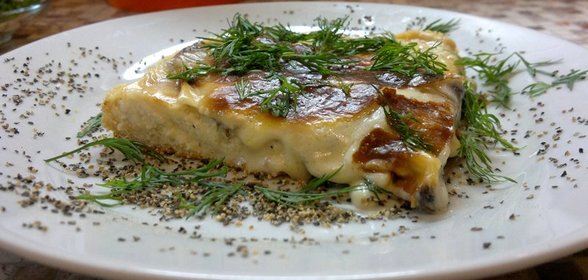 Рыбная запеканка из пикши с грибами под соусом бешамель