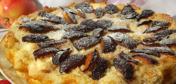 Сладкая запеканка с яблоками и сливами