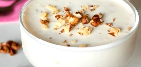 Сметанное желе с ягодами и орехами