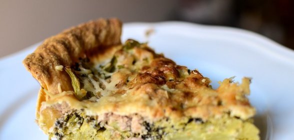 Киш с брокколи и тунцом