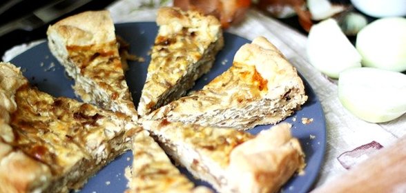 Луковый пирог с плавленым сыром