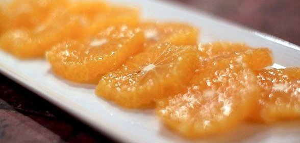 Апельсины под легким соусом с корицей